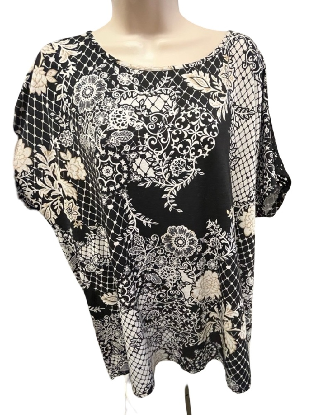 1575 / Siren Lily Siren Lily Black & White Floral Lace-Print Short Sleeve Tunic
